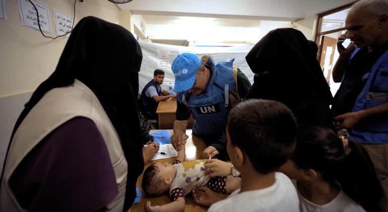 El doctor Younis Awadallah administra una vacuna contra la polio en Gaza.